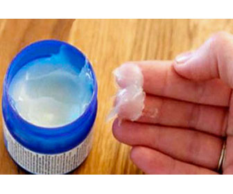 Vicks vaporub es un expectorante que contiene alcanfor en su composición